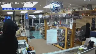 Video shows break-in at Lansing, Illinois gun store