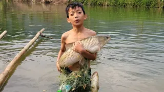Wandering boy Bac demonstrates his skills in using a net to catch giant fish in a large stream.