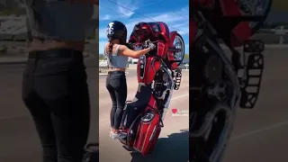 Девушка сделала вилли на мотоцикле Harley Davidson