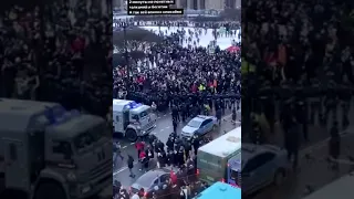 В Питере протестующие прорвали оцепление, идут жёсткие столкновения!