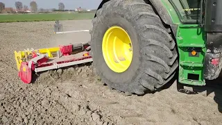 Pöttinger Lion 503 C rotorkopeg in actie met John Deere 6.155R