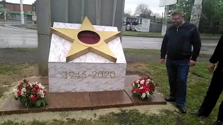 Роман Бабкин и Владимир Токарев возложили цветы к мемориалу в посёлке ХБК