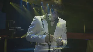 Masayoshi Soken sings La Hee while playing the Otamatone