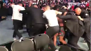 Público joga copos e bebidas em lutadores após luta principal do UFC México ficar sem resultado