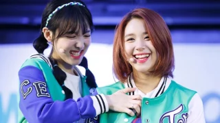 TWICE Nayeon's sneaky hands 林娜璉的小壞手