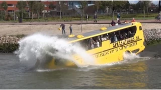 Amfibiebus / Busboot rijdt het water in!