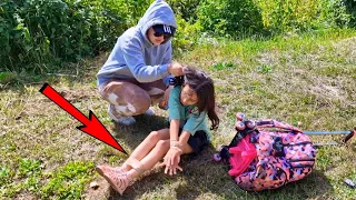 UN HOMME MÉCHANT KIDNAPPE UNE PETITE FILLE À LA SORTIE DE L’ÉCOLE!! #sistersalipour #vlog