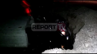 Report TV - Vlorë, punimet në rrugë, makina bie në kanal, një i plagosur