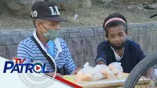 KBYN: Tindero ng pandesal naglalakad ng higit 3 km para makabenta | TV Patrol