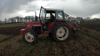 1985 International Harvester 685 3.9 Litre 4-Cyl Diesel Tractor (73 HP) with Kverneland Plough