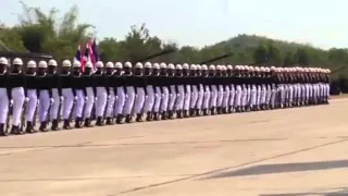 Cette parade militaire en Thaïlande va vous faire halluciner