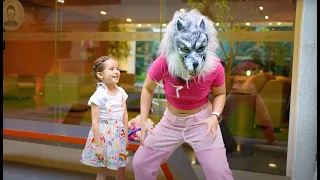 Jugando al ladron y al lobo - Historias divertidas para niños con Saritah Bebe