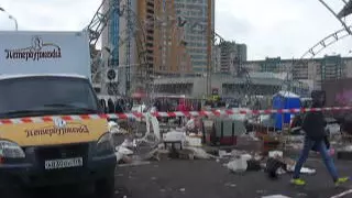 метро "пр.Большевиков".Рынок-шатер.