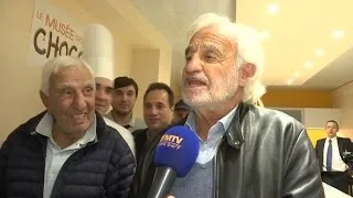 Jean-Paul Belmondo au Musée du chocolat pour inaugurer un gâteau qui lui rend hommage