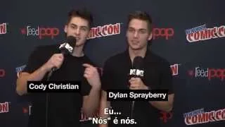 Cody Christian e Dylan Sprayberry jogam 'Pensa Rápido' com fãs na New York Comic Con (legendado)