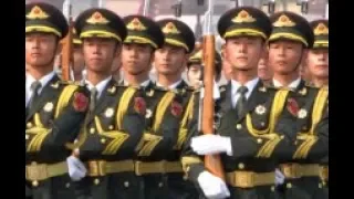 Les gardes d’honneur des trois forces armées défilent et rendent hommage aux héros nationaux