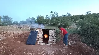 Construction of a beautiful and ancient shelter in the heart of the mountain