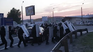 Осокорки: Люди в масках, активісти та міліція – бійка на скандальному будмайданчику