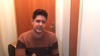 Rodrigo Villar cantando no Programa de Rádio Marujo Carioca