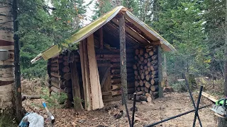 СТРОЮ ИЗБУ В ОДИНОЧЕСТВЕ. ДЕЛАЮ ПОЛЫ, ПРИСТРОЙКУ "СЕНИ" ПОД ДРОВА. УСПЕТЬ ЗАЕХАТЬ ДО СНЕГОВ.