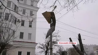 В центре Николаева ветер сорвал с крыши поликарбонатный лист