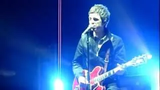 Noel Gallagher´s High Flying Birds - Everybody`s on the run / live @Max Schmeling Halle Berlin