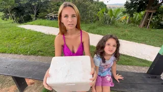 Ele pediu uma ajuda a essa humilde mulher - que estava com sua filha