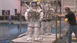 NASA muestra la complejidad de ponerse un traje espacial