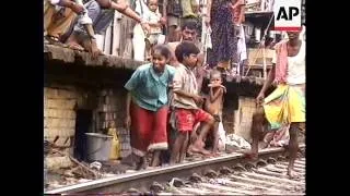 INDIA: CALCUTTA: RAILWAY PLATFORM FAMILIES