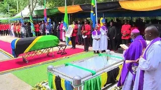 Mwili wa Hayati Rais Dkt. John Magufuli ukiingizwa Kaburini, Majonzi yatawala