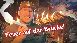 Die Brücke auf dem 1/18 Crawler Parcours brennt / Johnny Hand löscht Feuer.