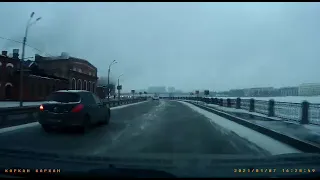 В Петербурге Peugeot закрутило на повороте