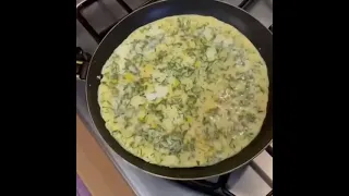 Как быстро перевернуть омлет. How to quickly flip an omelette