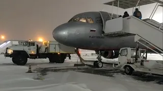 Airbus A320 Взлет из Челябинска (Баландино) в сильный снегопад/Takeoff from Chelyabinsk in snowstorm