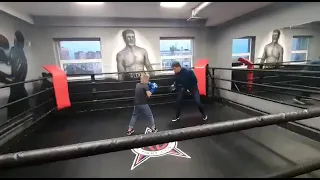 Алексей Папин держит на лапах 🥊