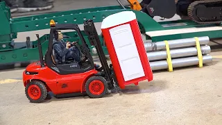 LOADING WARS - TEAM PLAY: PORTA POTTY LIFT FORKLIFT BATTLES | RC GAME SHOW s2 e23