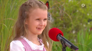 Magdalena singt "Barfuß durch die Welt" bei "Immer wieder sonntags"