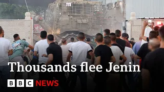 Jenin camp: Thousands flee after Israeli raid in West Bank - BBC News