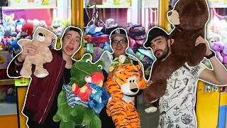 Venciendo 10 MÁQUINAS DE PELUCHES SEGUIDAS Ft. Skabeches / maquina de gancho