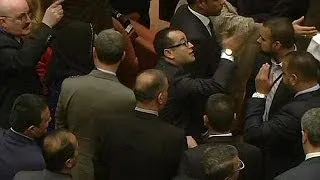 Iraq: Angry scenes from first parliament meeting