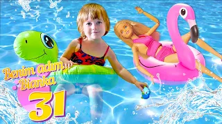 Çocuk oyun videoları. Bianka annesi ve oyuncaklarla havuzda! Havuz oyunu!