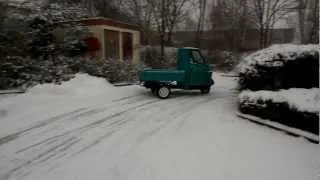 Piaggio Ape 50 drift on snow [HD]