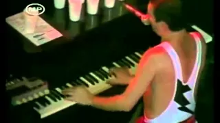 Queen - Freddie Mercury + Tom Chaplin (Hard life)