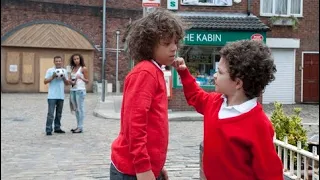 Coronation Street - Simon Barlow Punches Russ Gray (10th September 2010 Episode 1)