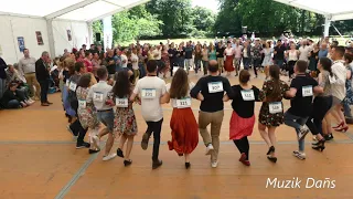 Danse bretonne : Gavotte du pays de Calanhel (demi-finale à Menez Meur chantée par An Hejer/Leclère)