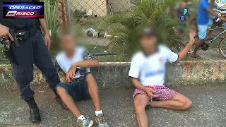 Dupla fura bloqueio e tenta fugir de perseguição da polícia