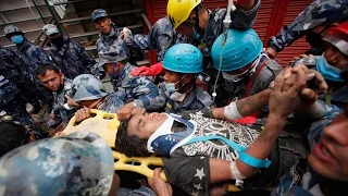 Sismo en Nepal: rescatan a joven tras permancer cinco días bajo los escombros