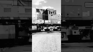 💪🔥 Huge BNSF Power in B&W!!! 🔥💪#shorts #train #bnsf #unionpacific #canadiancompany