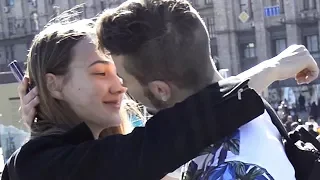 Как Поцеловать Девушку - Простой Способ | KISSING PRANK