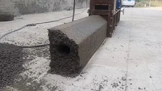 Concrete road kerb extrusion machine